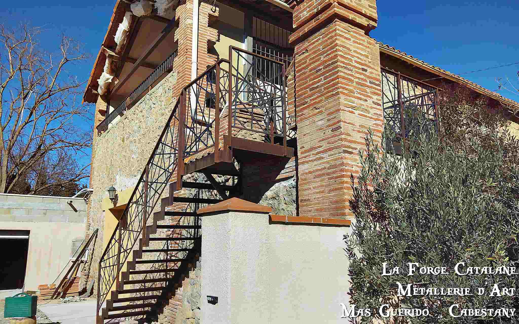 escalier limons cremailleres marches fer avec rampant en decoupe laser forge catalane.jpg